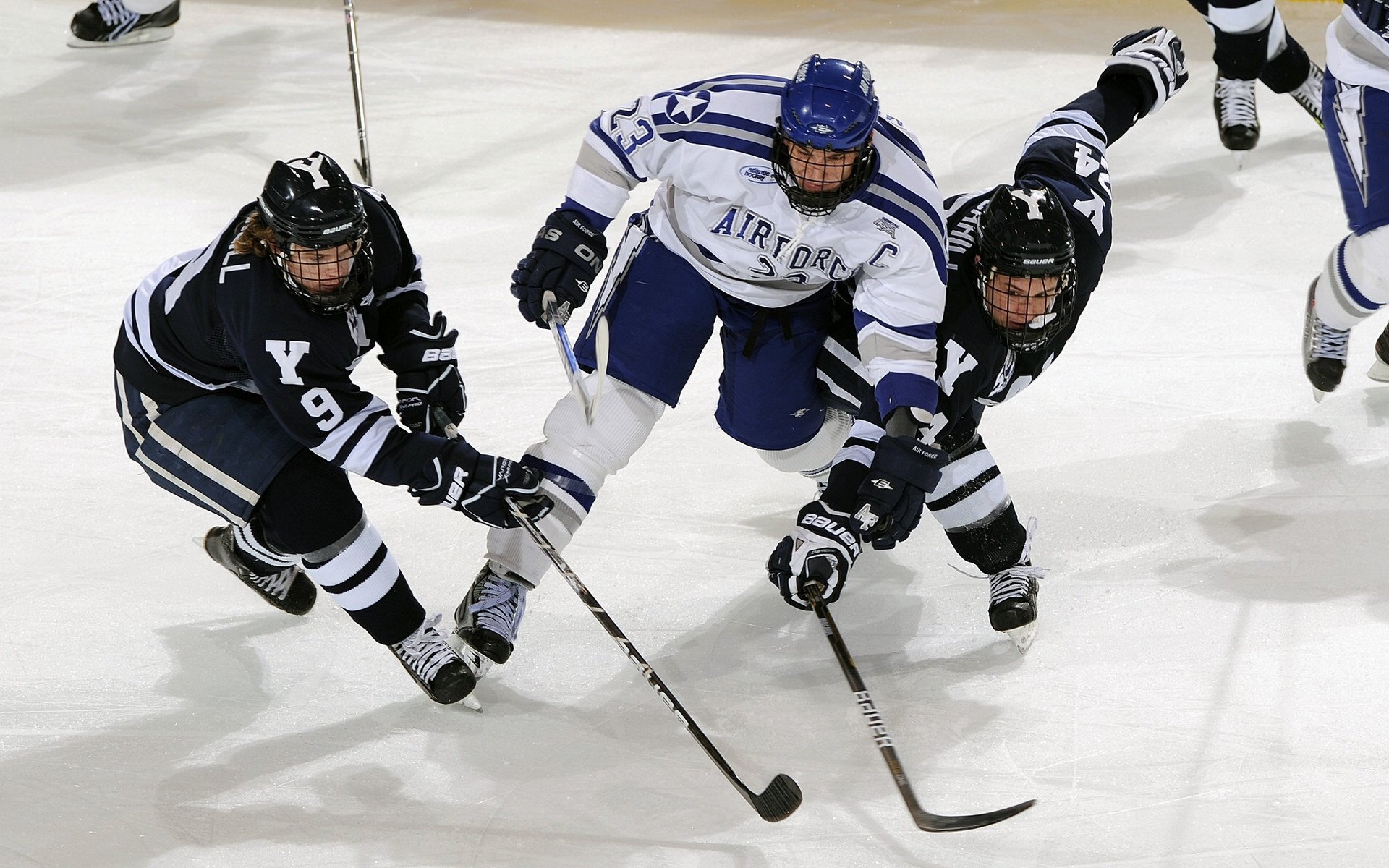 唐纳德·高尔通过精准的反击与突破，一次次撕裂对方防线